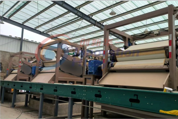 河南某大型牧場三臺牛糞壓濾機安裝投產現場